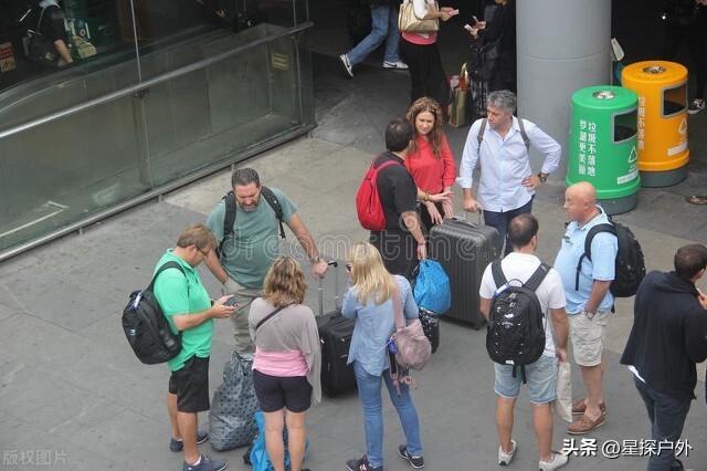 经深圳过关的香港人4月数据大增，如今香港经济怎样了？