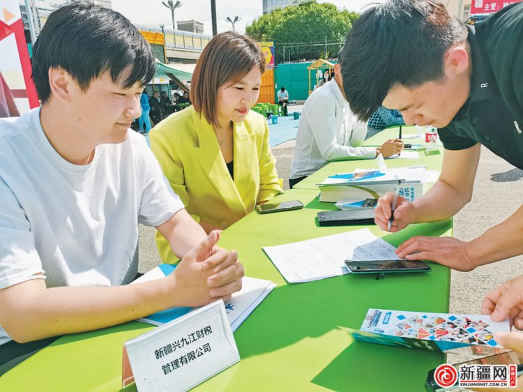 乌鲁木齐街道举办旅游行业专场招聘会 助力高校毕业生以及困难人员就业