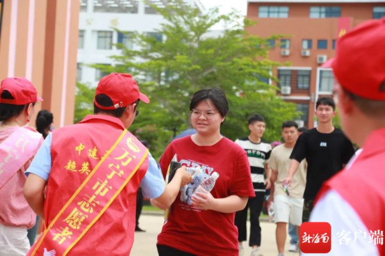 万宁500余名志愿者护航高考学子圆梦今朝