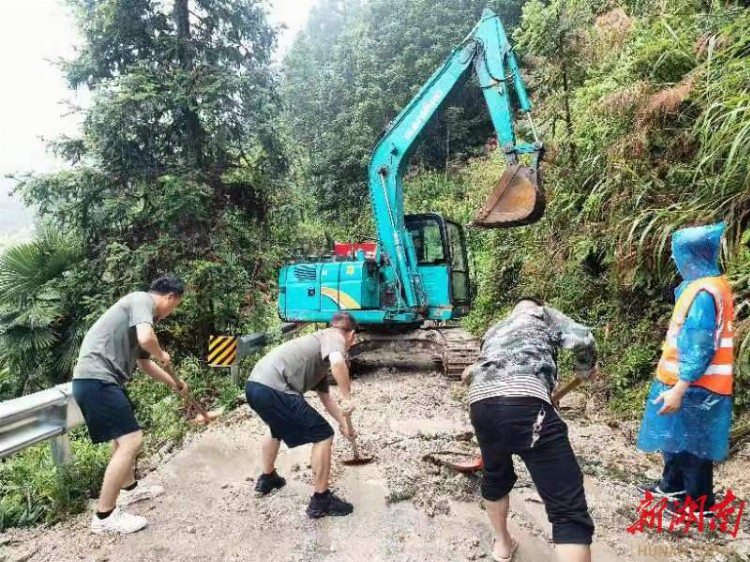 桂阳：强降雨致道路边坡塌方 公路部门紧急抢险保畅通