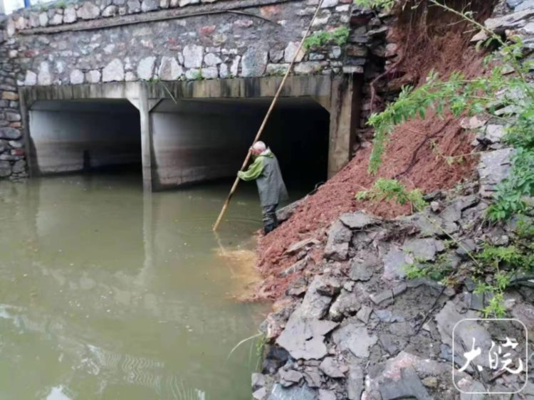 暴雨致道路塌陷 芜湖公路部门及时处置除隐患