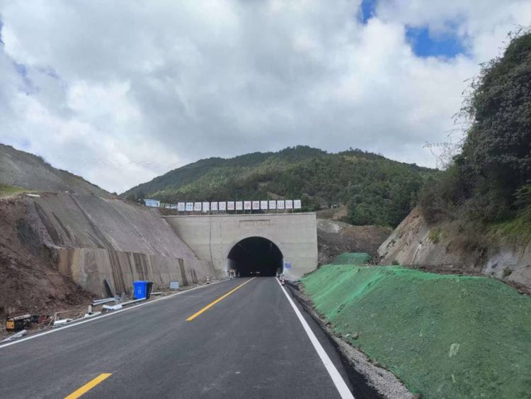 四川凉山州盐源小高山隧道工程全线通车