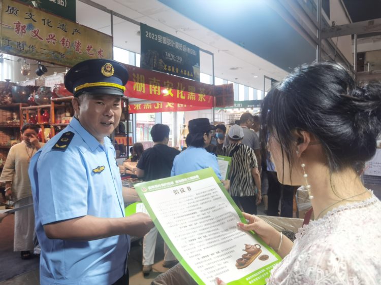 泰安茶博会流行简约风，简洁环保茶叶包装受青睐