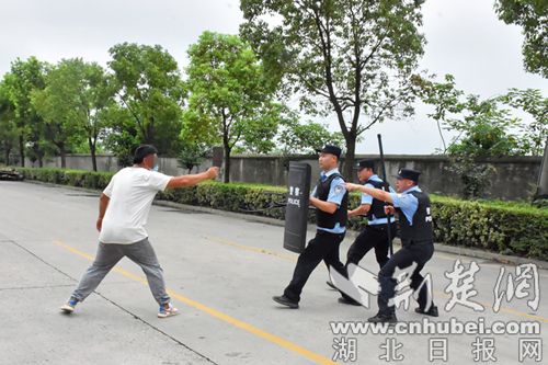 警企联动防暴演练共筑油库安全“防火墙”