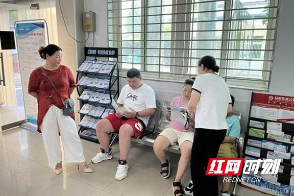 南县明山头镇开展异地就医直接结算政策宣传活动