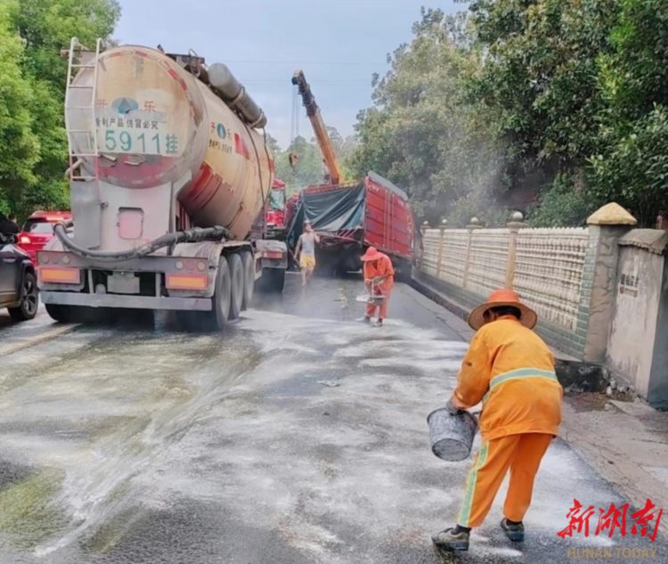 冷水江市公路建设养护中心：有效处置路面油污污染 全力保障公路出行安全