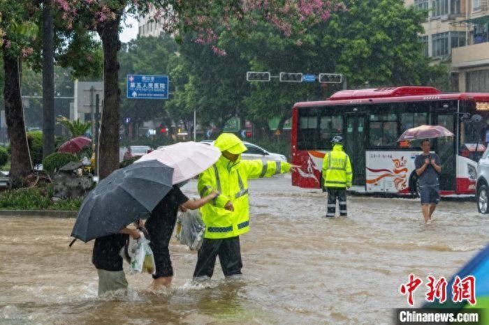 暴雨袭击广东多地佛山89条公交线路停运