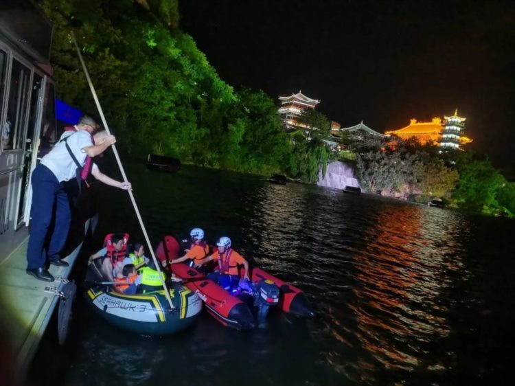 风大水急！失控！暴雨后他们在柳江河玩皮筏艇差点……