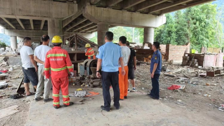 怀化沅陵： “三保三大”专项整治 净化高速公路路域环境