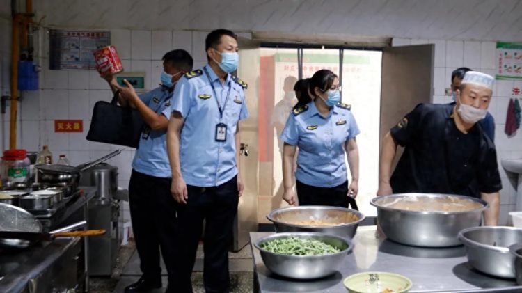 封丘县市场监管局深入学校食堂开展校园食品安全专项检查