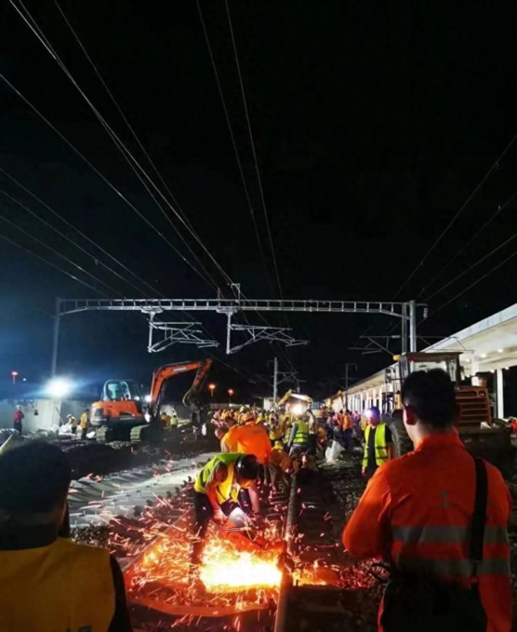 龙龙高铁与赣瑞龙铁路成功接轨