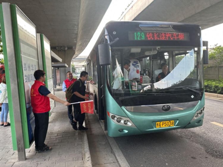 应对降雨天气郑州公交志愿红全力保障乘客安全出行