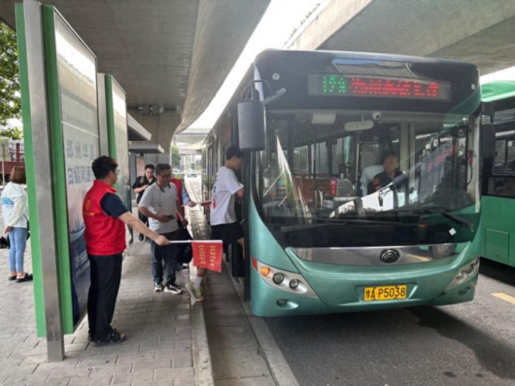 应对降雨天气郑州公交志愿红全力保障乘客安全出行