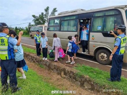 惊！海南一客车核载19人实载50人多数为在校学生