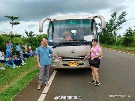 惊！海南一客车核载19人实载50人多数为在校学生