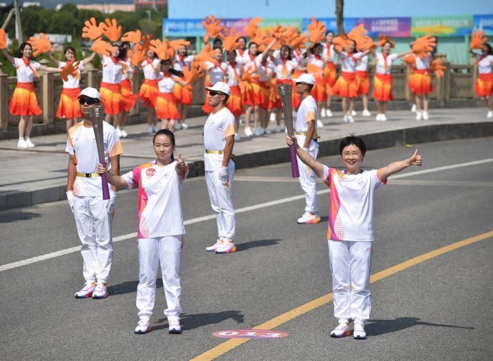 亚运火炬传到东方大港