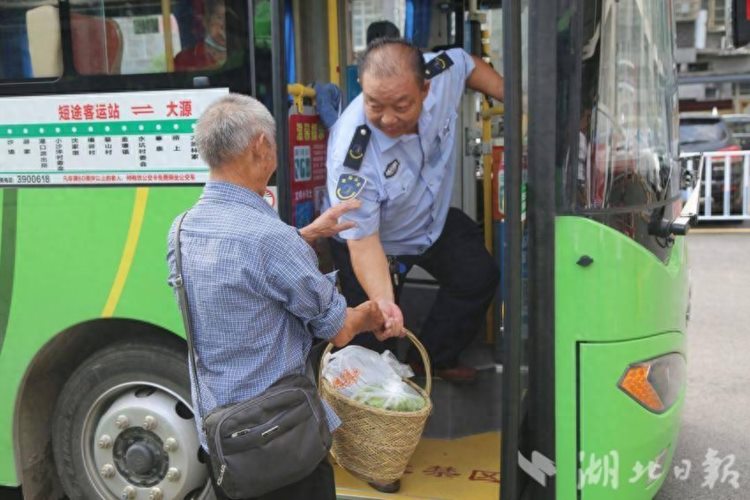 公交司机刘治朝：帮乘客解决一些烦恼自己觉得也是一种快乐！