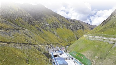 最长高速公路隧道连接天山南北经济新方位·重大工程一线