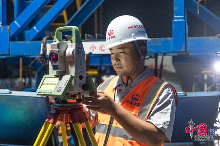 大丰港铁路支线工程首座连续梁顺利合龙列车驶向大丰港指日可待