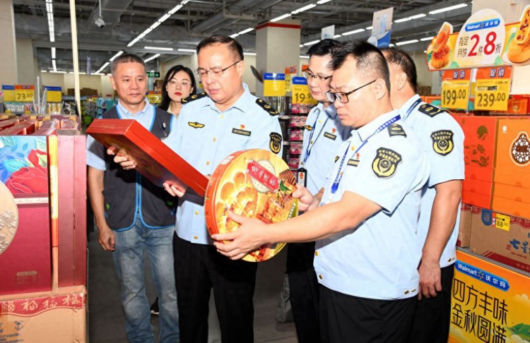 加强监管放心消费广西来宾市市场监管局开展两节食品安全专项检查