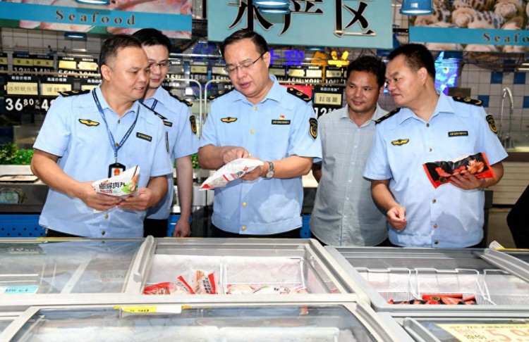 加强监管放心消费广西来宾市市场监管局开展两节食品安全专项检查