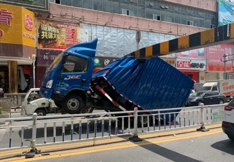 飞天道路超高报警系统新增碰撞倾斜感知功能保障交通安全！