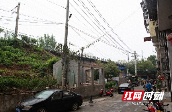 麻阳整治铁路沿线违建设施还安畅绿美生态环境