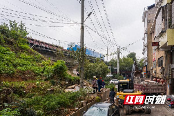 麻阳整治铁路沿线违建设施还安畅绿美生态环境