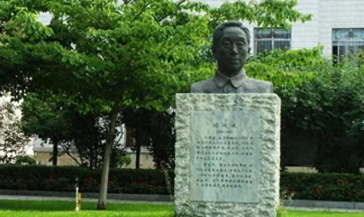 他曾任我国电力工业部部长，1926年参加革命，儿子是邮政银行董事