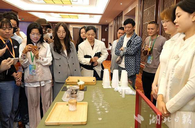 全国知名茶企赤壁论剑：老产品激活新饮擎青砖茶踏上新赛道